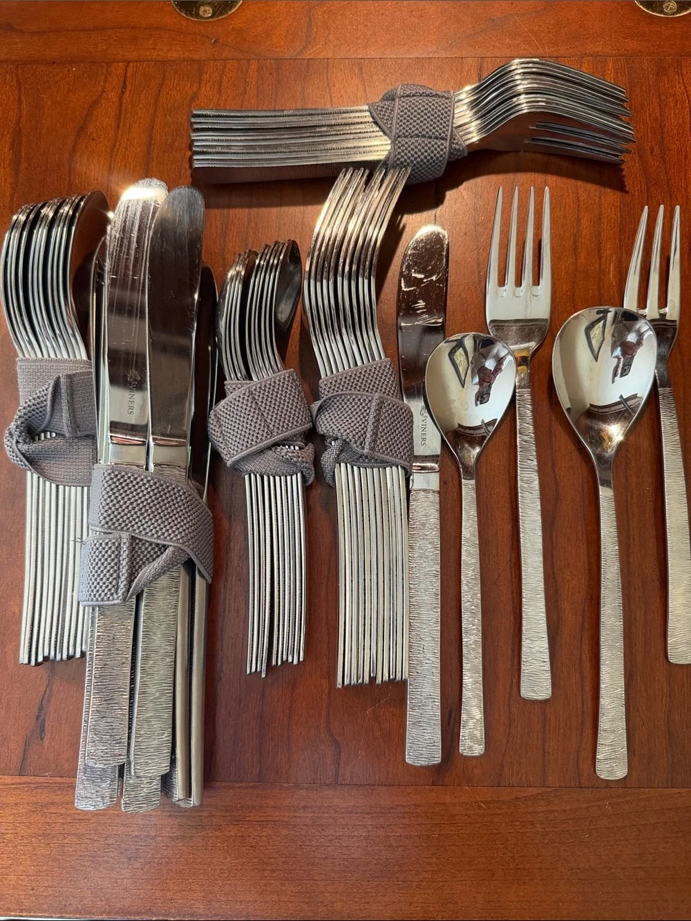 VINERS 18/10 Contemporary Textured Stainless Steel Flatware Set in Silver 71 pc